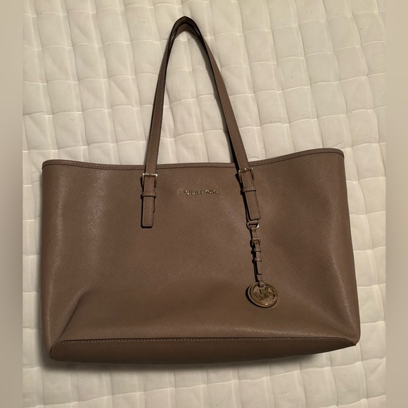 Michael Kors tan tote - Picture 6 of 6